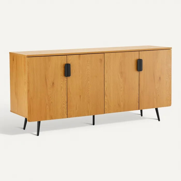 **Moderne houten kast met zwarte handvatten en slanke poten**