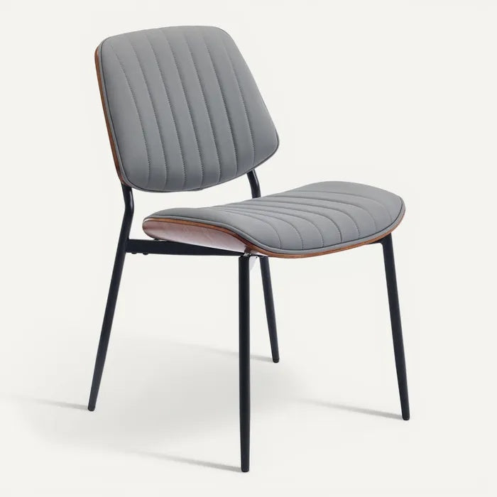 **Titel: Moderne Grijze Stoel met Gestreepte Bekleding en Metaalonderstel**